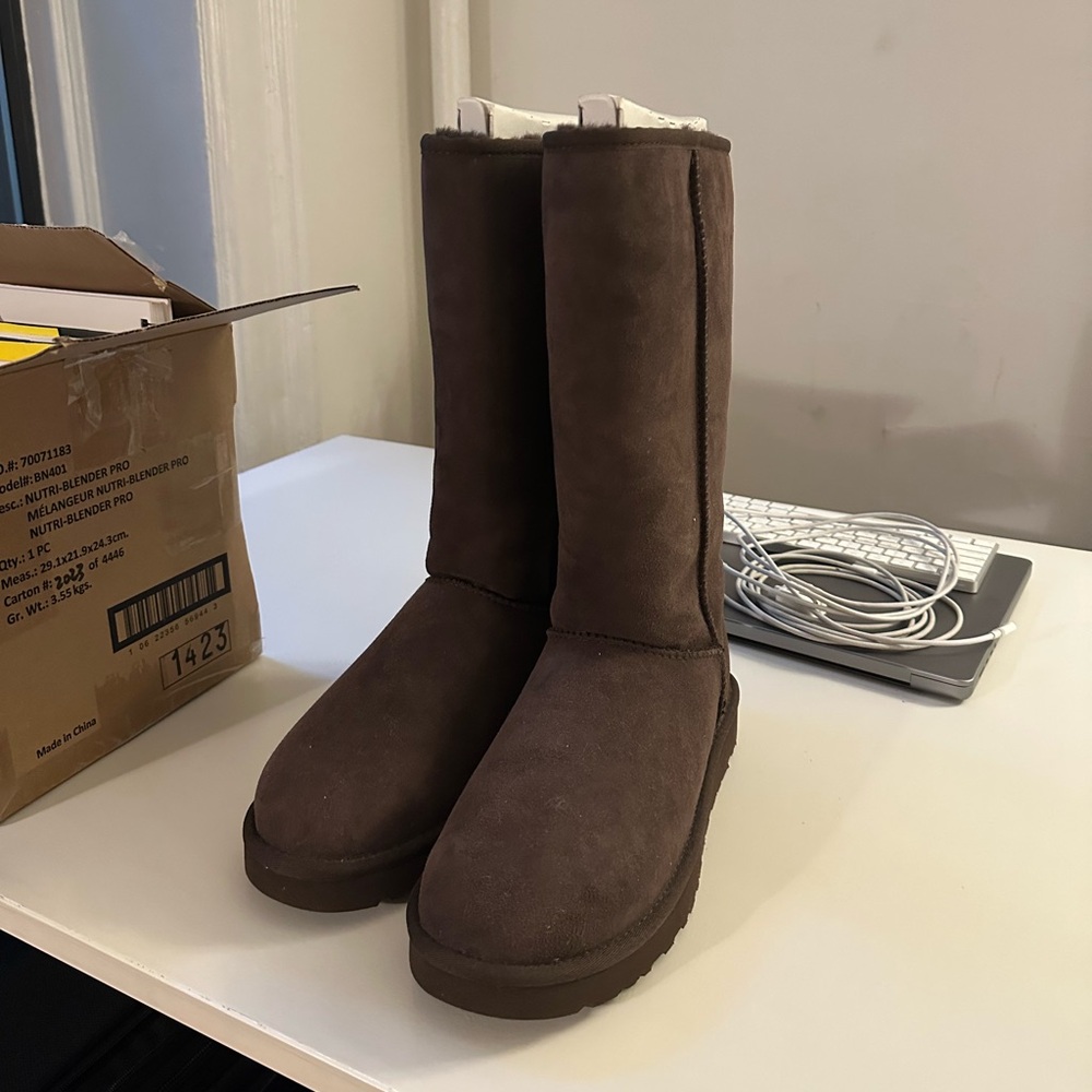 COPY - NEVER WORN! Size 8, Chocolate Brown UGG boots